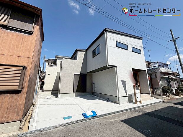 【【現地外観写真】】立体的なコントラストをもたせた外観が魅力的。ゆとりの広さを備えておりますので、心地良く寛げる安らぎのお住まいとなっております。