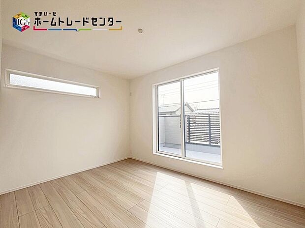 【リビング以外の居室】2面採光を確保した明るい室内は、風通しも良く、大変居心地の良い空間となっております。爽やかな風を感じて起きる朝は、快適生活の始まりに!