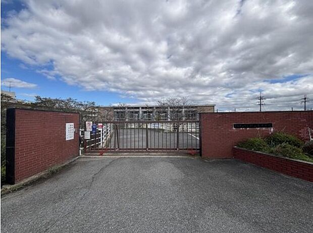 大和郡山市立郡山西中学校(約700m)