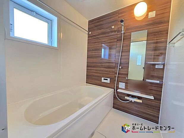 【【浴室】】毎日の疲れを癒す浴室は１坪タイプです♪足を伸ばしてゆっくりとくつろげます♪窓付きのバスルームは、明るく換気環境も良好♪日中の入浴も気持ちよくお使い頂けそうです♪