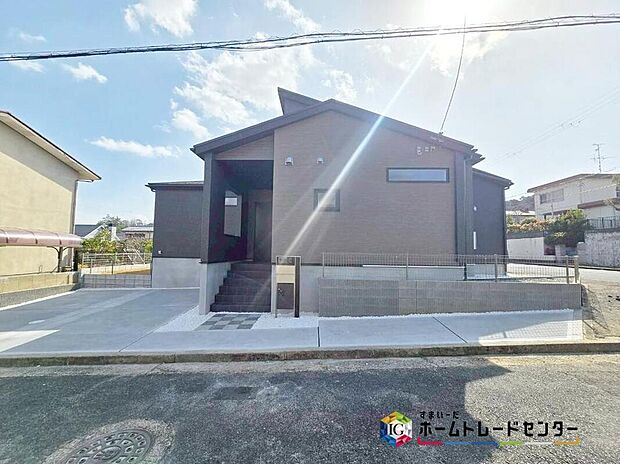 【【現地外観写真】】平屋のお住まい！一戸建ての大きなメリットは、「自分の土地」を自由に使えること♪好きなペットが飼えるほか、ガーデニングやＤＩＹ、車やバイクの手入れなど様々な趣味を楽しめます♪