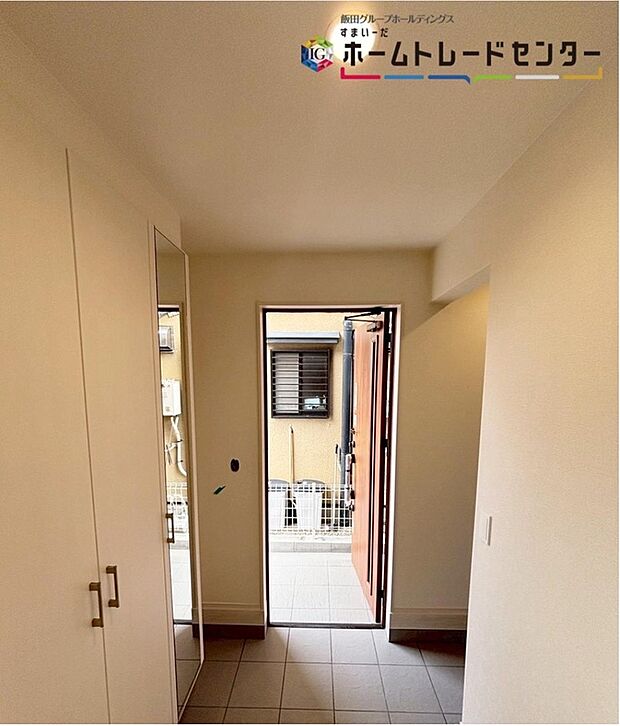 【玄関】開放感のある玄関ホール。左側に土間収納を配置♪ぜひ現地でご確認ください♪温もり感じるフローリング仕様ですので、ご家族やお客様を温かく迎えてくれます♪