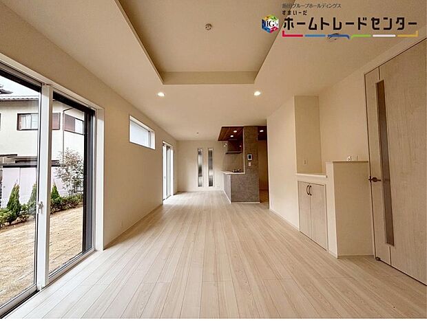 【リビング】天井部分は吹き抜けとなっており、お部屋が広く見え開放感が生まれます♪大きな窓のあるリビングは、陽光あふれる明るい空間です♪ずっと住み続ける家だから、暮らしやすさも大切に考えています♪