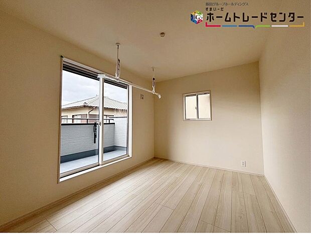 【リビング以外の居室】穏やかな光が差し込む室内には、穏やかな時間が流れます。休日には、落ち着いた空間で自分の趣味を楽しむのはいかがですか。