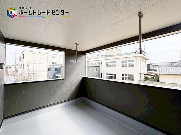 【バルコニー】広々としたインナーバルコニーならシーツなど大きな洗濯物もらくらく干せます。観葉植物を置いたり、料理に使えるハーブを育てたり、ガーデンニングを楽しむスペースも十分。