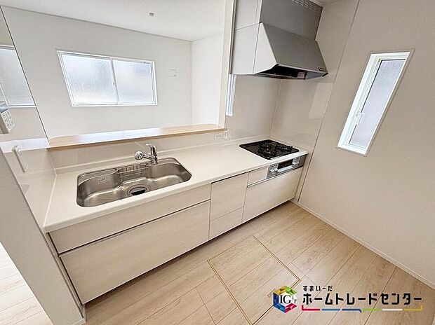 【キッチン】対面式キッチンからは、リビングにいるご家族の様子が一目で分かります。小さいお子様がいても安心です。