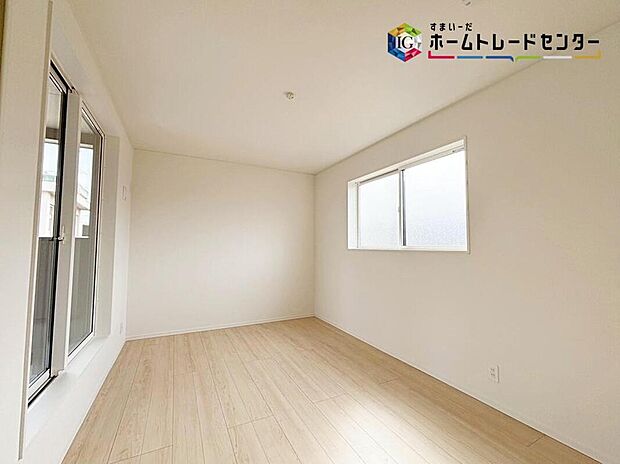 【リビング以外の居室】穏やかな光が差し込む室内には、穏やかな時間が流れます。休日には、落ち着いた空間で自分の趣味を楽しむのはいかがですか♪