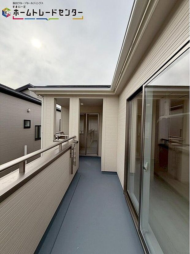 【バルコニー】広々としたバルコニーならシーツなど大きな洗濯物もらくらく干せます。バルコニーは2箇所あるので、洗濯用とガーデンニング用など用途を分けてお楽しみいただけます。