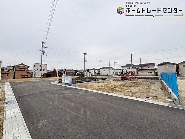 【【現地外観写真】7・8号棟】カースペース2台分ご用意ございます♪（車種によります）家族分の自転車を駐輪したり、来客用の駐車スペースとしてもお使いいただけます♪花や緑で彩るガーデニングもオススメです♪