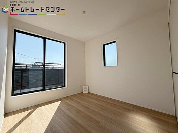 【リビング以外の居室】バルコニーに面した主寝室には、大きな窓を用意しております。暖かい日差し差し込む快適空間となっております。