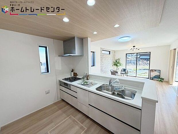 【キッチン】高級感漂うシステムキッチン。収納力豊富で”見せるキッチン”の実現が可能に。いつもキレイにしておきたくなるキッチンです。