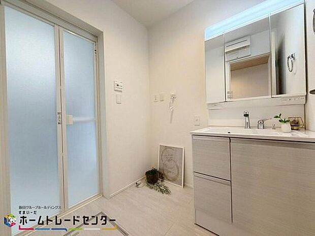 【洗面台・洗面所】白を基調とした爽やかなサニタリースペース。清潔感のある快適空間です。毎日の身支度も気持ち良くお使い頂けます。