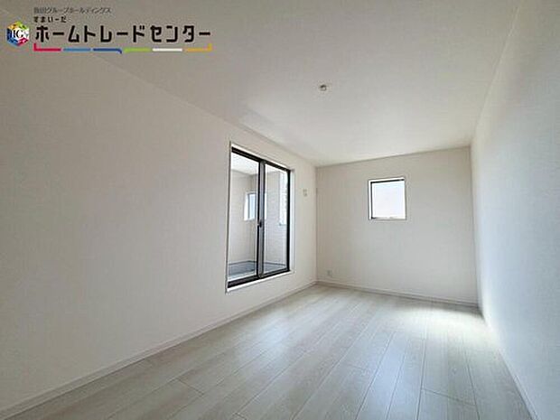 【【居室】】ご家族が集う空間と、個の時間を大切にする居室をしっかり分け合えるプラン。窓が大きく常に明るい洋室!日中の電気使用がないので、家計にも助かります!