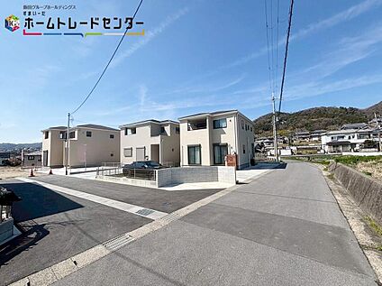 【現地前面道路含む現地外観写真】