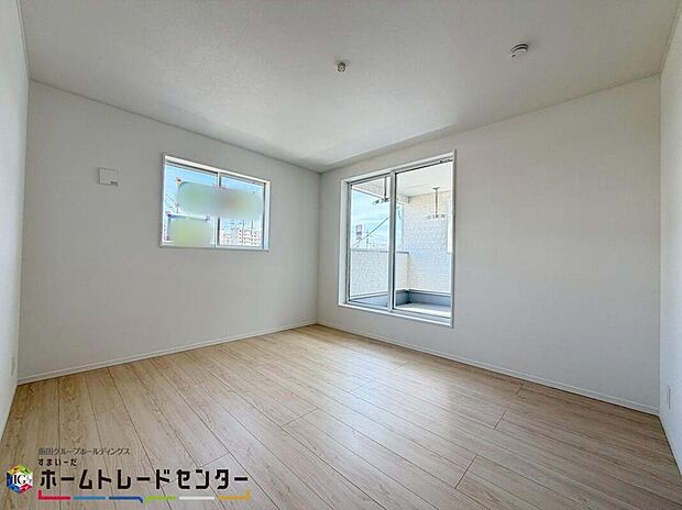 【リビング以外の居室】穏やかな光が差し込む室内には、穏やかな時間が流れます。休日には、落ち着いた空間で自分の趣味を楽しむのはいかがですか。