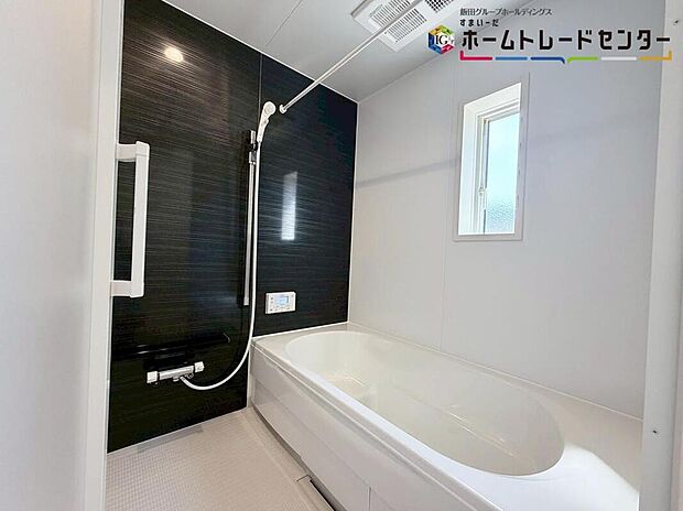 【浴室】窓付きのバスルームは、採光もあり明るく気持ちの良い空間です。窓があることで、換気環境も良好。掃除もスムーズに出来ます。