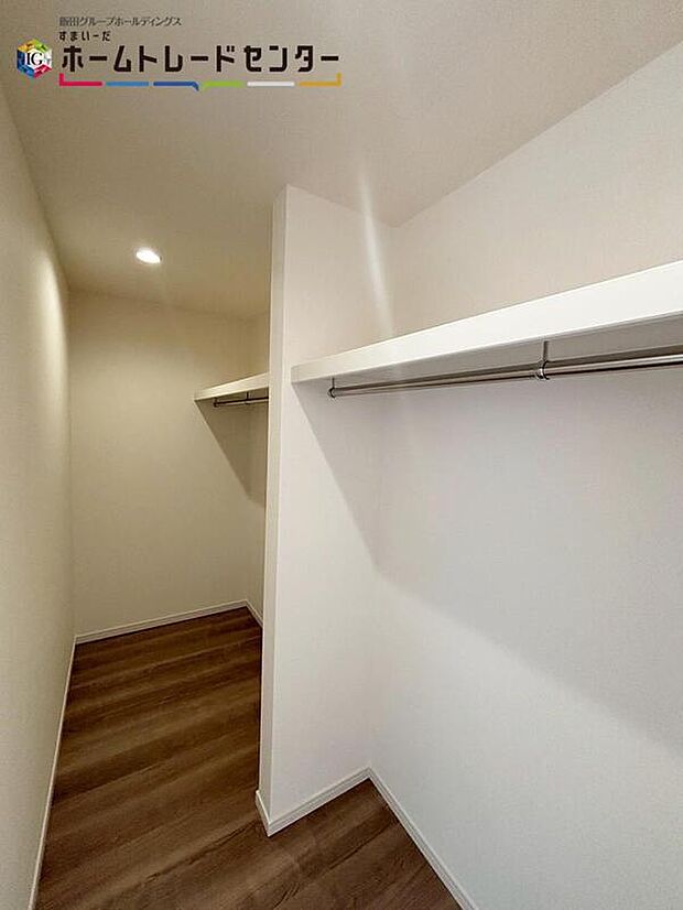 【ウォークインクローゼット】収納力豊富なウォークインクローゼットを設置。洋服や小物類など、目的に応じてすっきり美しい収納を実現します。