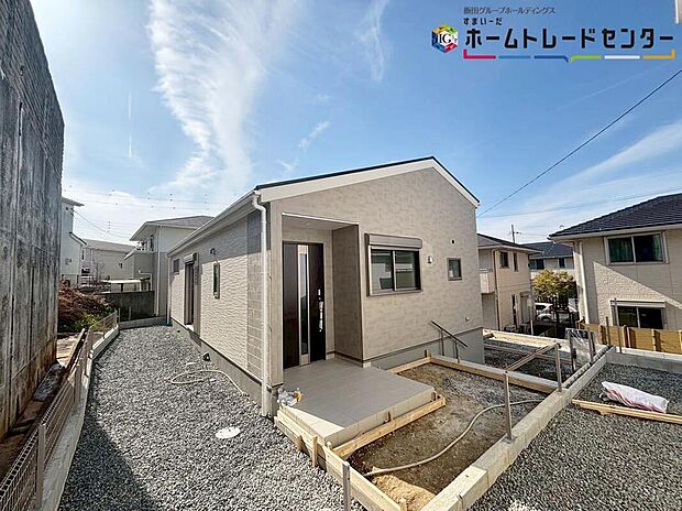 【現地外観写真】※5号棟
カースペース2台分ご用意ございます♪（車種によります）家族分の自転車を駐輪したり、来客用の駐車スペースとしてもお使いいただけます♪花や緑で彩るガーデニングもオススメです♪