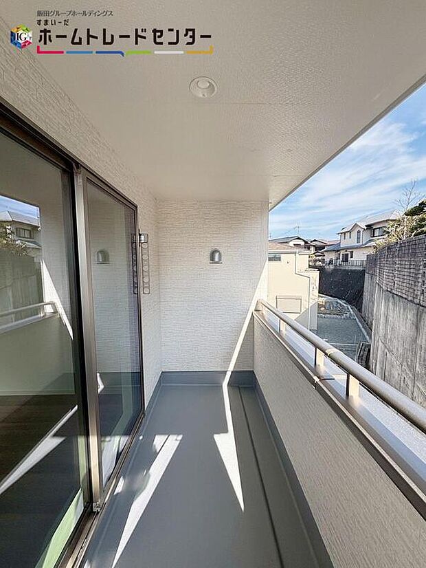 【バルコニー】2部屋から行き来できる広々としたバルコニー♪お天気が晴れの日にはたっぷりの洗濯物やお布団を干せます！たくさん干してもこれなら、洗濯物も早く乾きそうです♪