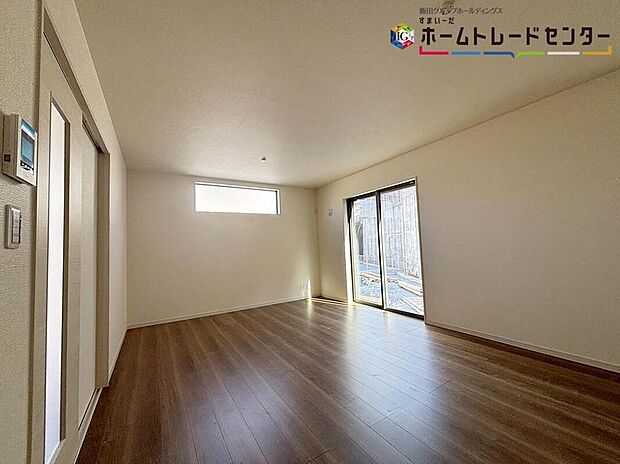 【リビング】大きな窓のあるリビングは、陽光あふれる明るい空間です♪居心地良く、ご家族皆がゆったり寛げる憩いの空間となりそうです♪お子様がお庭で遊んでても見守ることができます♪