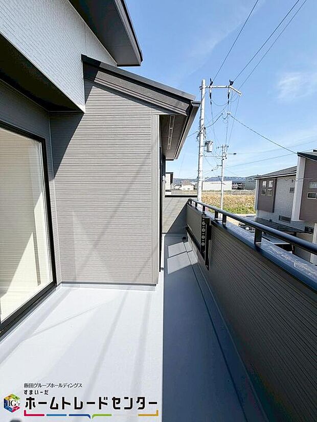 【バルコニー】南側に設置されたバルコニー。心地よい陽射しや暖かな風を楽しむことが出来ます。晴れた日にはたっぷりの洗濯物や布団を干せます!