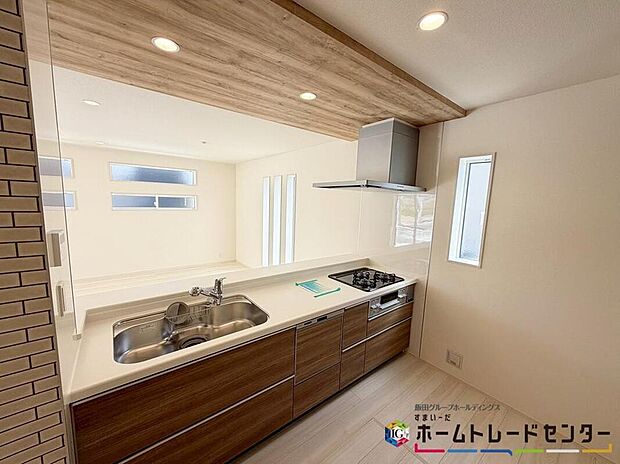 【キッチン】窓付きの明るく爽やかなキッチンスペース。床下収納もございますので、いつでもすっきりとお使い頂けそうです。