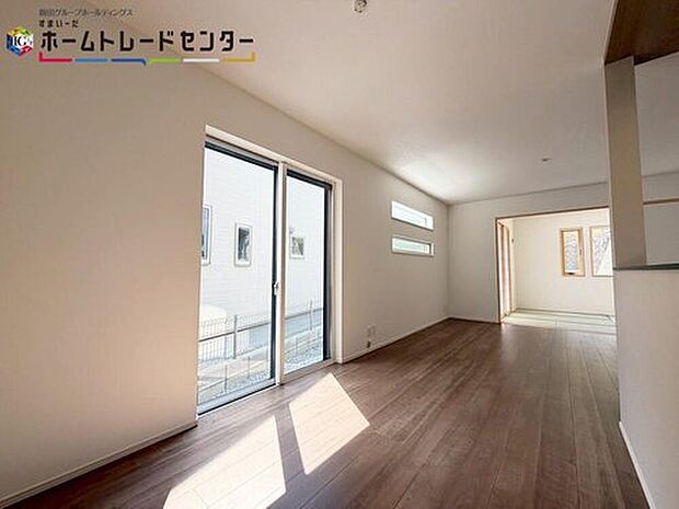 【【リビング】】採光良好なリビングは、ご家族の憩いの空間。居心地の良い快適な安らぎの場所にもなりそうです。