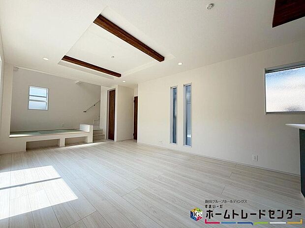 【【リビング】】明るく開放感のあるリビング。対面式キッチンは、いつでもご家族を感じられる空間作りの重要ポイントになりそうです。