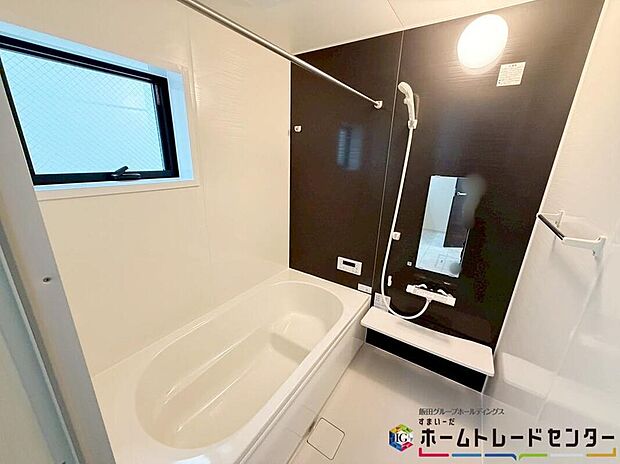 【浴室】浴室は湿気がたまりやすく、換気扇だけではどうしてもカビが出やすいです。窓があるだけでお風呂のカビお掃除がラクラクに♪