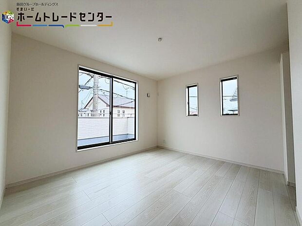 【リビング以外の居室】開放的なバルコニー直結のお部屋♪南向きのお部屋なのでお日様の光をたっぷり取り込んで目覚めのいい朝を迎えられること間違いなし♪