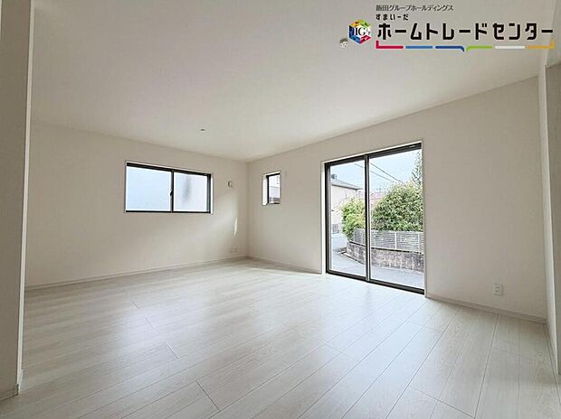 【リビング】お陽さまの光をさわやかな風をたっぷりとりこめます。室内はいつも明るい印象なので気持ちの良い朝を迎えられます。毎日の生活も明るくなりそう♪