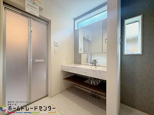 【洗面台・洗面所】洗面所にも収納スペースがございますので、ちょっとした生活用品等も収納できますね♪