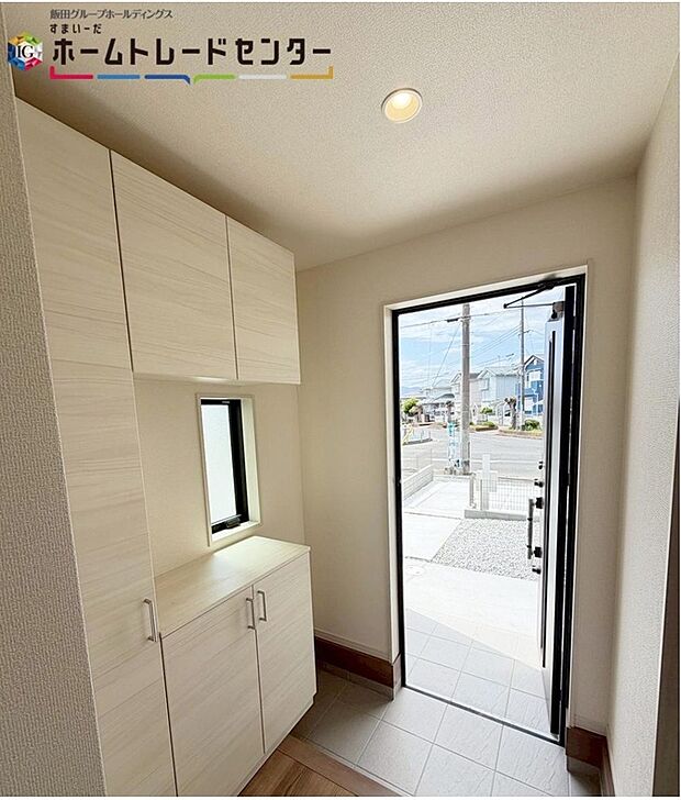 【玄関】※1号棟
ご家族が増えると靴の数も増えますね。扉を閉めてしまえば玄関もすっきりとした印象に。年末年始の来客が増える時期にも嬉しい玄関収納です♪