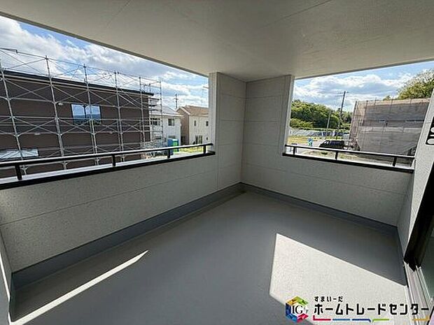 【バルコニー】インナーバルコニーでは大きく広がる青空を眺めながら日光浴など、プライバシーを守りながら豊かな時を過ごせます♪