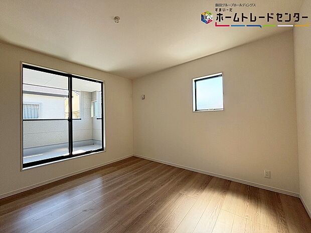 【リビング以外の居室】穏やかな光が差し込む室内には、穏やかな時間が流れますお休日には、落ち着いた空間で自分の趣味を楽しむのはいかがですか♪室内竿掛け付きです♪間取変更が、可能なタイプです♪