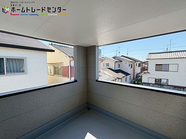 【バルコニー】バルコニーは２部屋より出られて便利♪暖かな陽射しをたっぷり楽しもう♪シーツなど大きな洗濯物もらくらく干せます♪