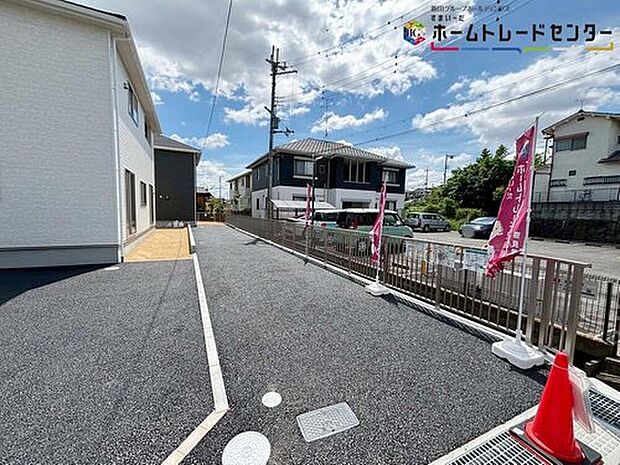 【前面道路含む現地写真】落ち着いた住環境で心安らぐ低層住宅地♪今から見たい!大歓迎です♪お気軽にホームトレードセンターまでお問い合わせください!※1号棟側
