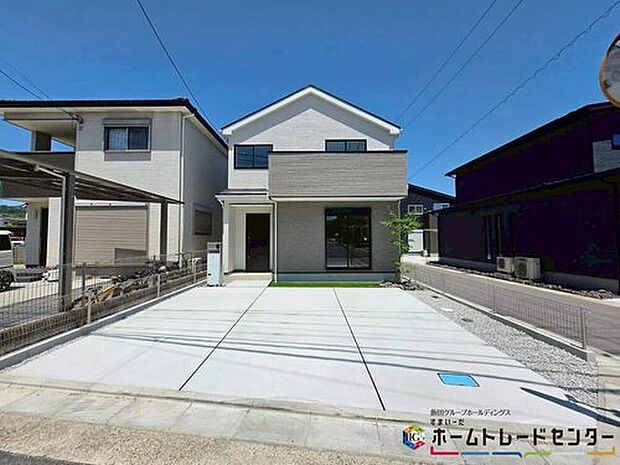 【現地外観写真】※1号棟
陽光と風の心地よさを感じる南東角地のお住まいです♪温かみのあるホワイト系とブラウン系とのコントラストが飽きのこない印象に♪