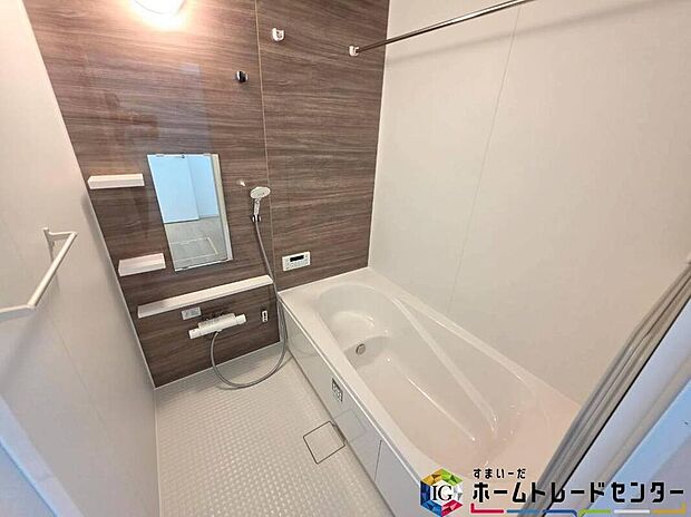 【浴室】毎日の疲れを癒す浴室は1坪タイプです。足を伸ばしてゆっくりとくつろげます。
窓付きのバスルームは、明るく換気環境も良好♪日中の入浴も気持ちよくお使い頂けそうです。