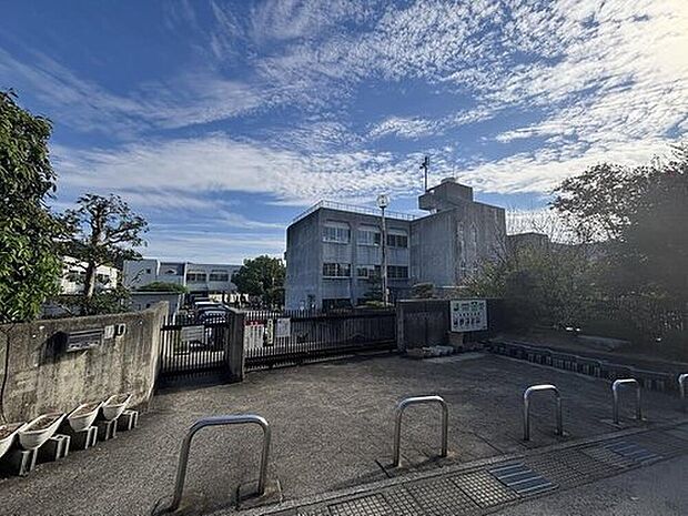 生駒市立生駒東小学校(約1,300m)