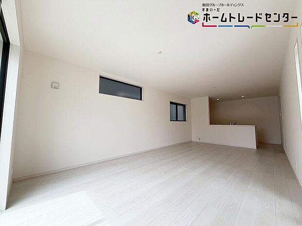 【リビング】家族の食事や団らんのほか、お子様を遊ばせたり友人を招いたりするＬＤＫは住まいの中心♪毎日大切な家族とコミュニケーションがとれる家族思いの間取りを作りました♪