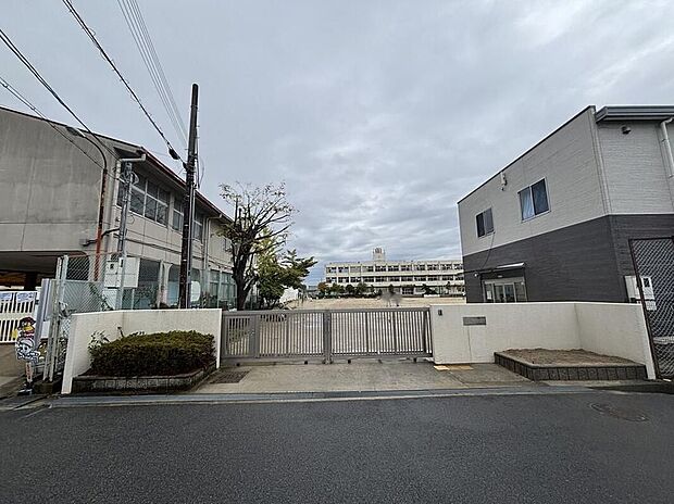 香芝市立三和小学校（約1,620m）