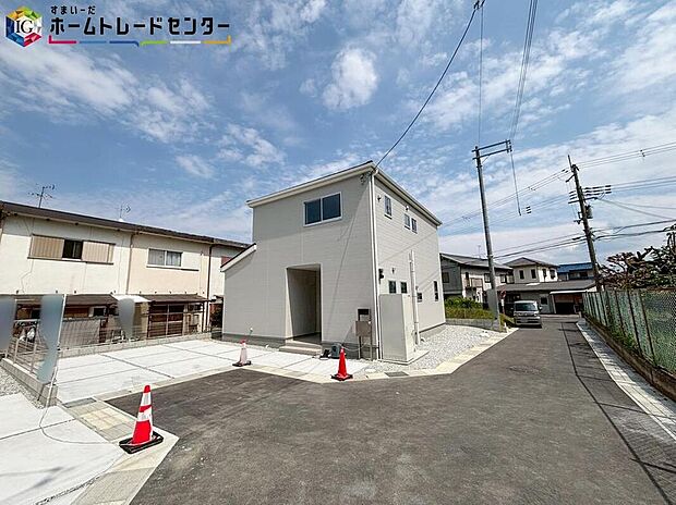 【【前面道路含む現地写真】】一戸建ての大きなメリットは、「自分の土地」を自由に使えること♪好きなペットが飼えるほか、ガーデニングやＤＩＹ、車やバイクの手入れなど様々な趣味を楽しめます♪