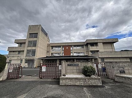 生駒市立大瀬中学校 750m (徒歩10分)