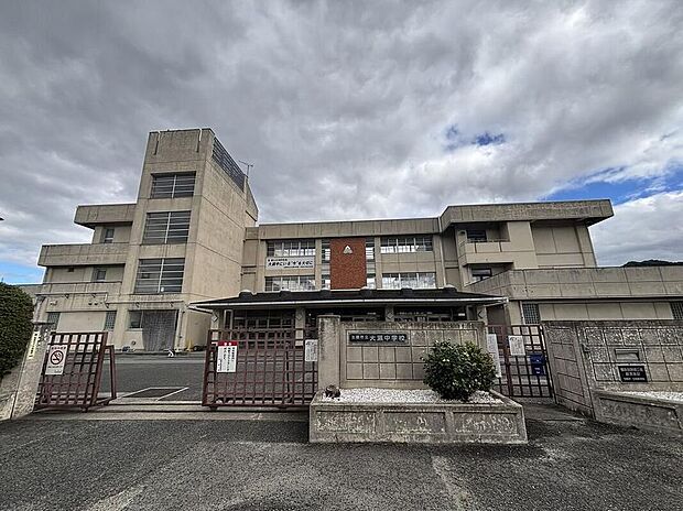 生駒市立大瀬中学校（約750m）
