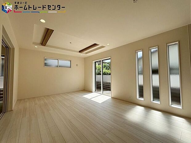 【リビング】天井部分は折上天井となっており、お部屋が広く見え開放感が生まれます♪大きな窓のあるリビングは、陽光あふれる明るい空間です♪ずっと住み続ける家だから、暮らしやすさも大切に考えています♪