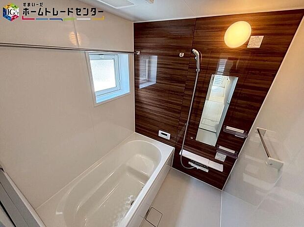 【浴室】1日の疲れた体を癒せるシステムバス♪窓もあるので湿気もこもりません!浴室は乾きやすく、滑りにくい速乾床を採用。お子様とのお風呂タイムも安心です♪