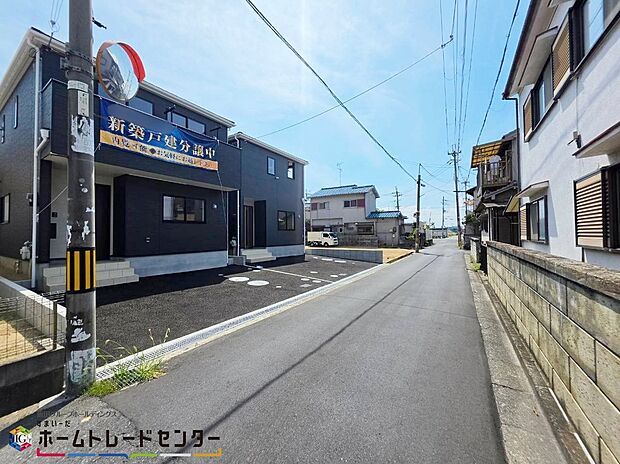 【【前面道路含む現地外観写真】】通りより少し奥へ入っておりますので、プライベート空間を確保できる敷地延長の土地♪周辺に高い建物が無く、空が広く大きく感じられます♪