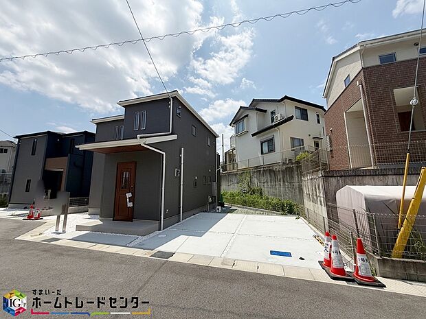 【【現地外観写真】※3号棟】カースペース2台分ご用意ございます♪ご家族分の自転車を駐輪したり、ご来客用の駐車スペースとしてもお使いいただけます♪花や緑で彩るガーデニングもオススメです♪