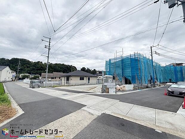 【前面道路含む現地写真】カースペース2~3台分ご用意ございます♪（棟によります）家族分の自転車を駐輪したり、来客用の駐車スペースとしてもお使いいただけます♪